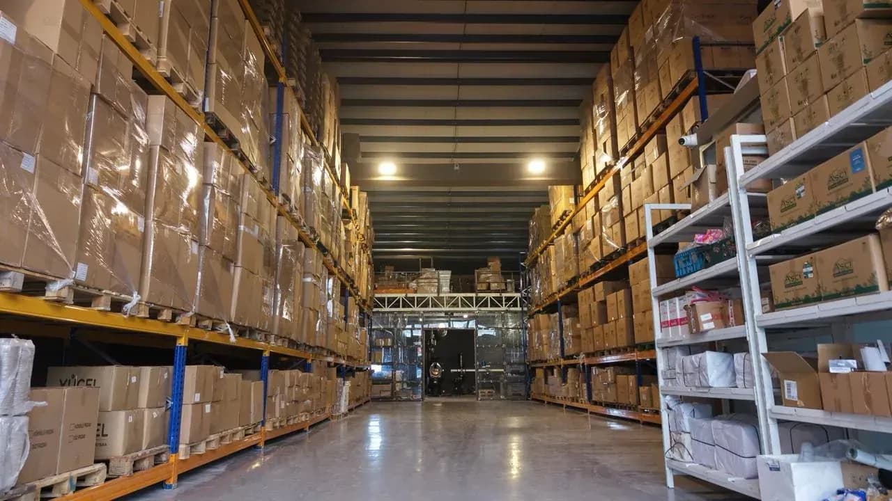 Manchego sevkiyat deposu — paketli kahve rafları